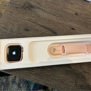 Apple Watch SE Rose Gold 40 MM excellent condition! 💗 ⌚️